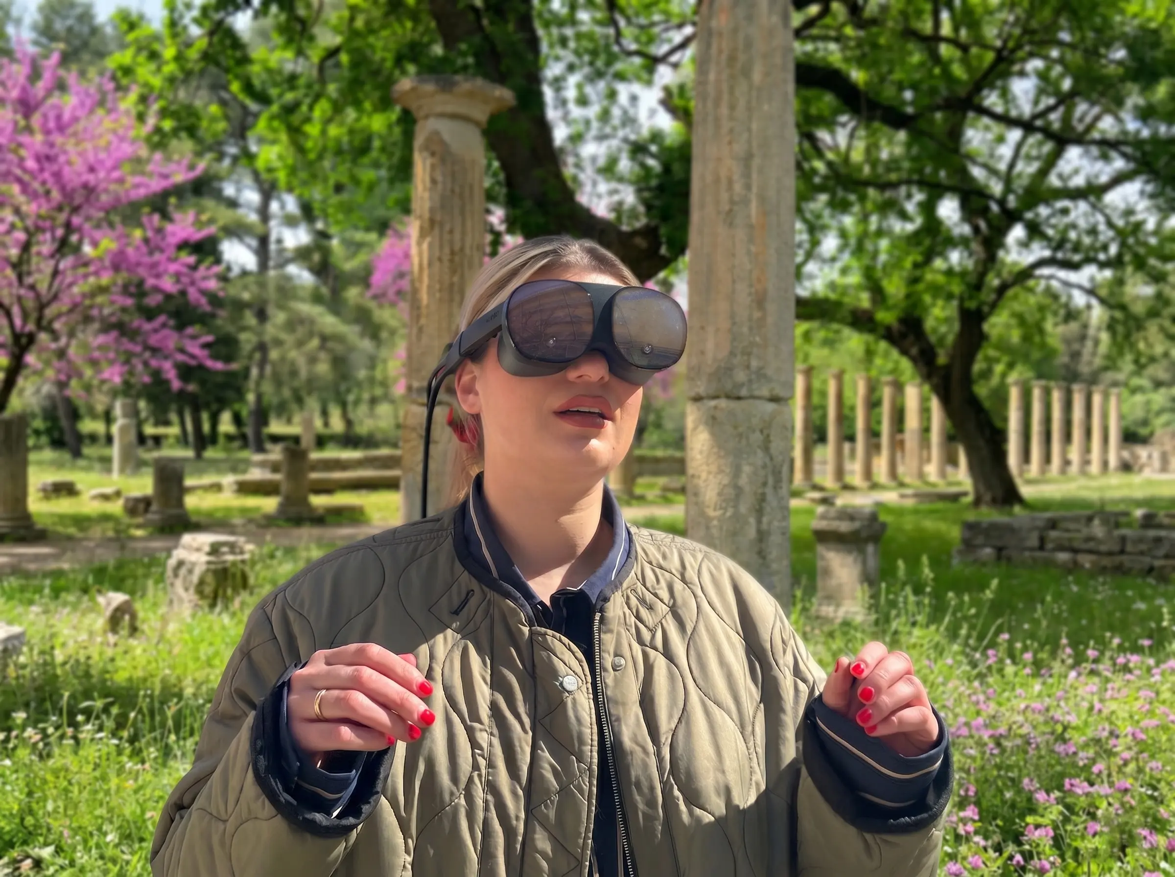 Visitor at an info board with the VR headset
